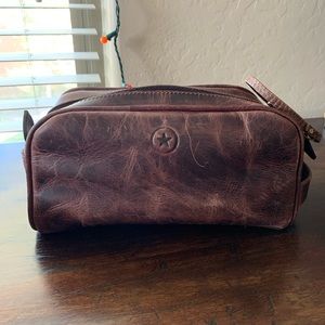 Men’s toiletry bag. Aaron Leather Goods.
